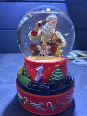 Coca Cola💥VINTAGE💥 HALLMARK Santa & Train Christmas Musical Snow Globe